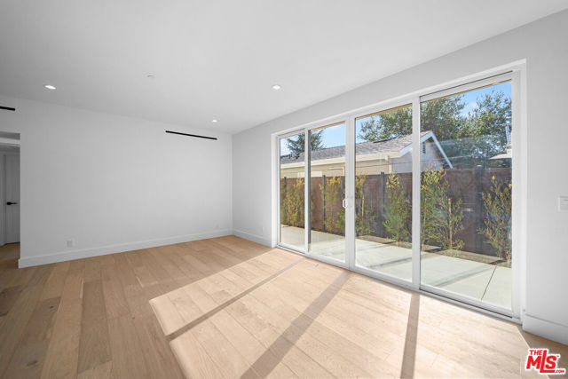 1688 N Sierra Bonita Avenue, Pasadena CA: https://media.crmls.org/mediaz/e49c2607-74cd-405b-a19a-2145e6196f7c.jpg