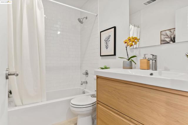 4031 Park Blvd, Oakland CA: https://media.crmls.org/mediaz/e49ce146-f414-4b30-b950-8cb38f5cc2a0.jpg