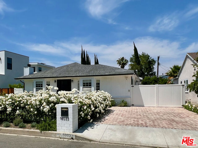 18033 Rosita Street, Encino CA: https://media.crmls.org/mediaz/e49d2941-e068-4c3f-bd1b-6d08f83a23e6.jpg