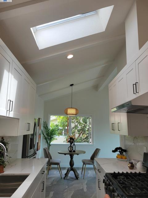 33039 Palmetto Dr, Union City CA: https://media.crmls.org/mediaz/e49d90f1-efd7-46dd-8e98-e2fd371e2622.jpg