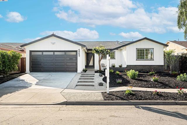 4349 La Cosa Ave, Fremont CA: https://media.crmls.org/mediaz/e49e16f7-f94f-4e93-be3e-b8a99bd6fe4e.jpg