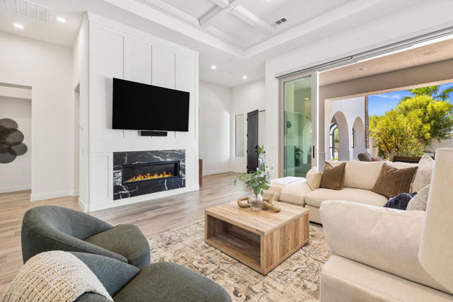 81350 Merv Griffin Way, La Quinta CA: https://media.crmls.org/mediaz/e49e54a8-f036-4ddf-959d-47344b5d06be.jpg