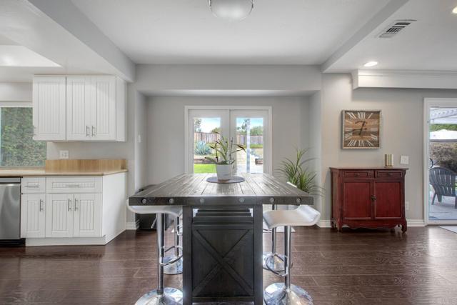 Detail Gallery Image 8 of 45 For 1207 Branding Iron Cir, Vista,  CA 92081 - 4 Beds | 3 Baths