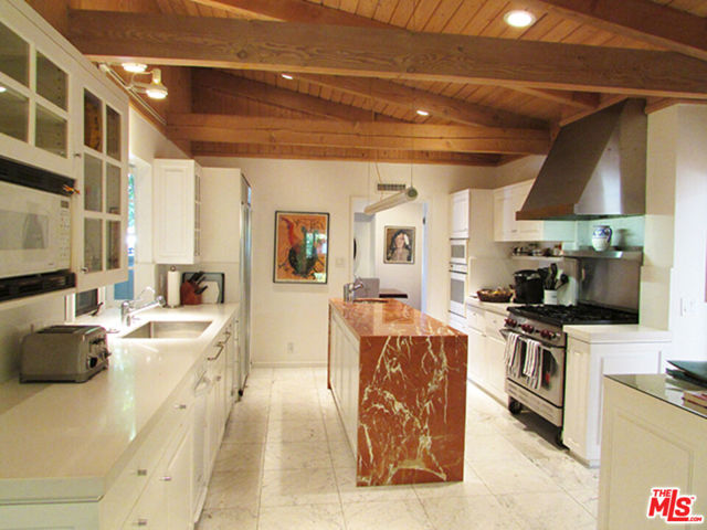 4031 Hollyline Avenue, Sherman Oaks CA: https://media.crmls.org/mediaz/e49ef7c8-4d85-4587-bd79-81ed3cae2c08.jpg