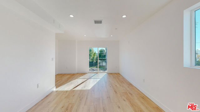 14423 Califa Street, 1/2 photo 33