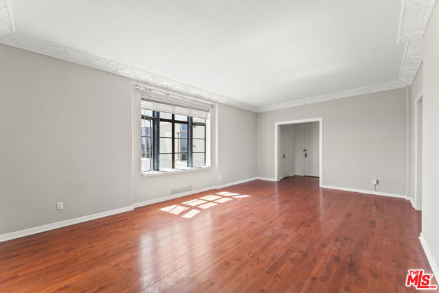 1314 N HAYWORTH Avenue, West Hollywood CA: https://media.crmls.org/mediaz/e4a04ab0-dd3e-4b9e-9a69-5a510eef8cdb.jpg