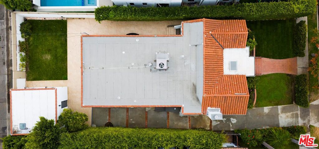https://media.crmls.org/mediaz/e4a147ef-df7b-4175-9a02-1c160e382479.jpg?preset=X-Large