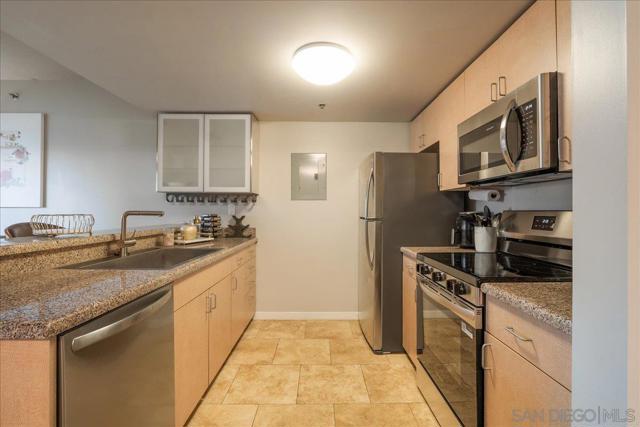 425 W Beech St, San Diego CA: https://media.crmls.org/mediaz/e4a14a0b-22df-468f-87cd-a56d314d2b74.jpg