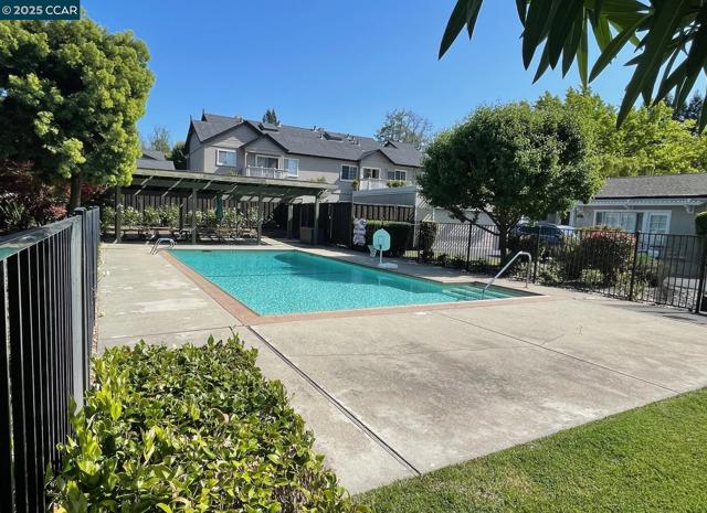 54 Creek Tree Ln, Alamo CA: https://media.crmls.org/mediaz/e4a2b4d3-89f6-4892-a3f6-88e6fe6cd5cd.jpg