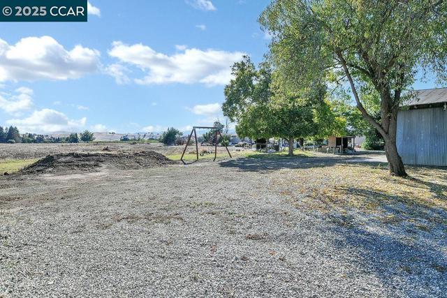 2280 Concord Ave, Brentwood CA: https://media.crmls.org/mediaz/e4a366f5-1cc7-4a84-a343-23c2a252be94.jpg