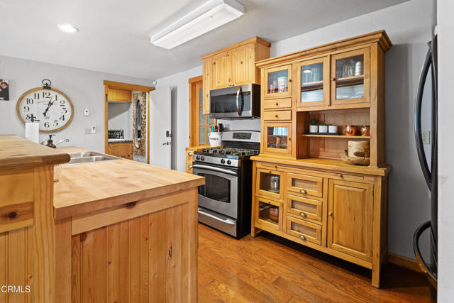 54186 Road 432, Bass Lake CA: https://media.crmls.org/mediaz/e4a46c45-aa88-4b0d-8cbb-dc0142a34f2a.jpg
