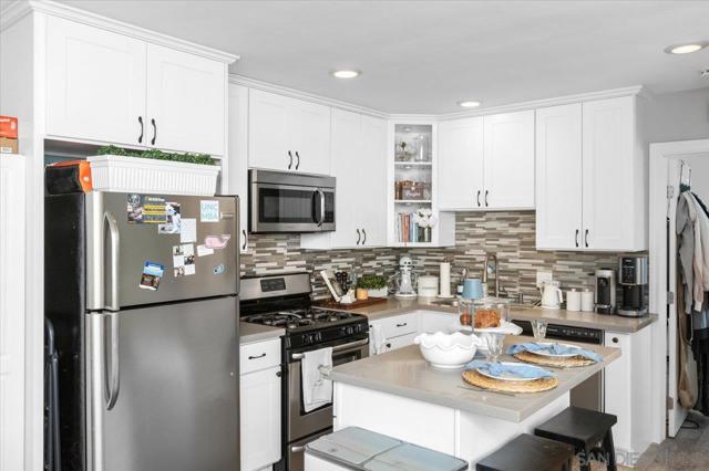 5061 Mission BLVD, San Diego CA: https://media.crmls.org/mediaz/e4a54f16-1f37-4207-8857-bd4f1028c647.jpg