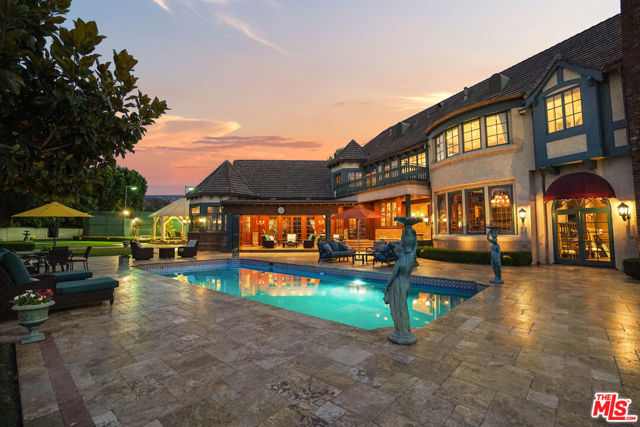 19000 Dorlon Drive, Tarzana CA: https://media.crmls.org/mediaz/e4a64e56-0f82-4aab-9515-b85a84ca0a9c.jpg