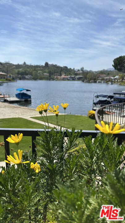 32134 Beachlake Lane, Westlake Village CA: https://media.crmls.org/mediaz/e4a7583f-2fe7-4bcd-b7c1-f3a4246d6ff6.jpg