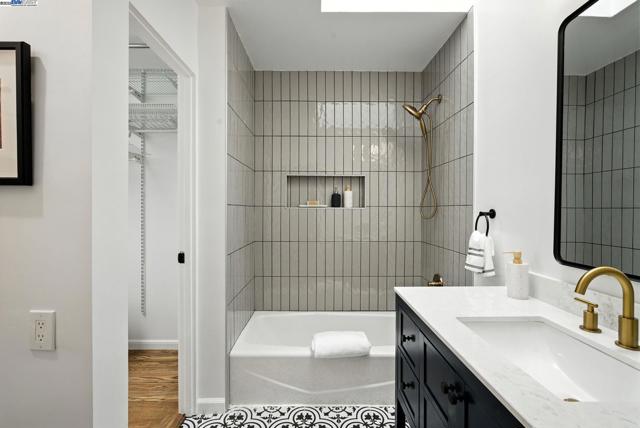 24 Riverton Dr, San Francisco CA: https://media.crmls.org/mediaz/e4a845e6-022f-41d1-9bcd-97798f7bb0ee.jpg