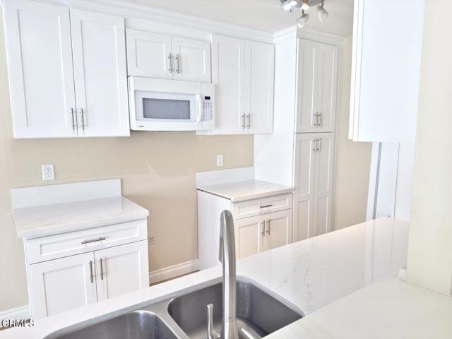 1169 Landsburn Circle, Westlake Village CA: https://media.crmls.org/mediaz/e4a8796f-7329-4e18-8ba8-bc441530c562.jpg