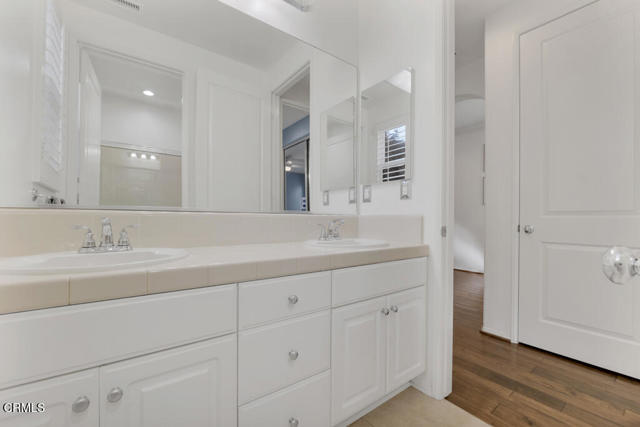 11806 Ricasoli Way, Porter Ranch CA: https://media.crmls.org/mediaz/e4a88870-bb21-4c73-9ea4-33aad7819ed1.jpg