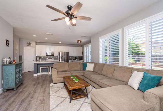 3417 River Shoal Avenue, Sacramento CA: https://media.crmls.org/mediaz/e4a8bd53-30a0-437c-81a0-64a8d2287f10.jpg