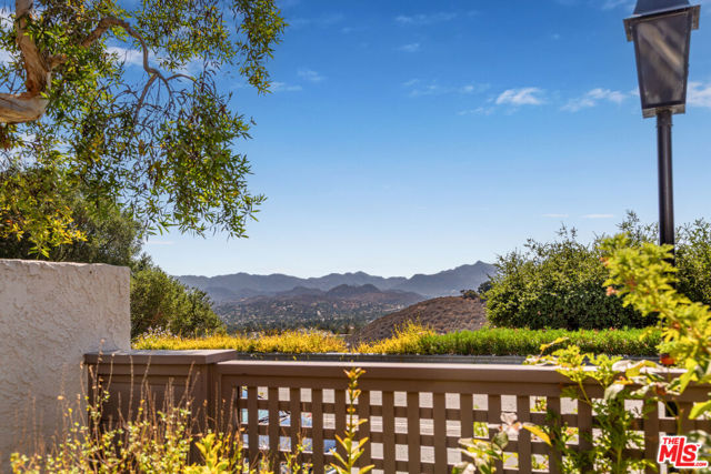 1017 Via Colinas, Thousand Oaks CA: https://media.crmls.org/mediaz/e4a94860-86ab-41f8-afe9-0eb0eceffa48.jpg