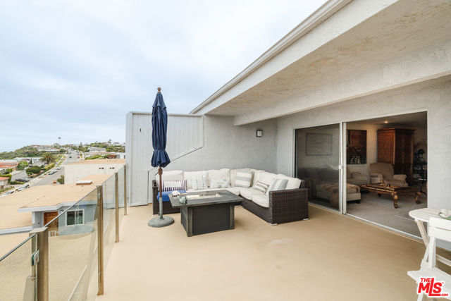 18203 Coastline Drive, Malibu CA: https://media.crmls.org/mediaz/e4a97a0f-c1ff-48d7-a8e8-41528c585418.jpg