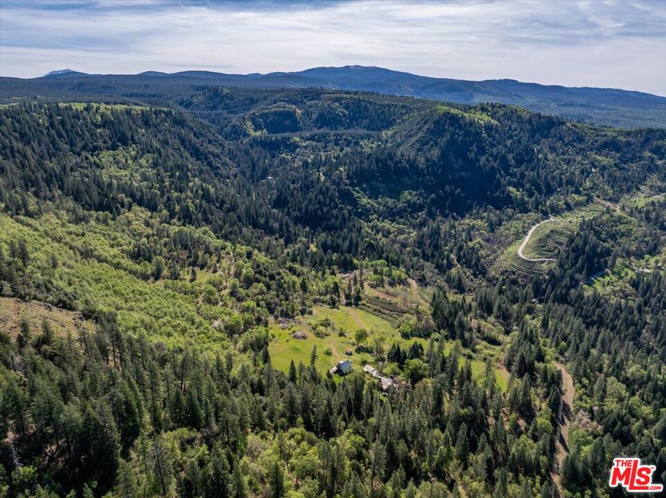 https://media.crmls.org/mediaz/e4aa2180-40f4-4581-ae0e-5081d3c86805.jpg?preset=X-Large
