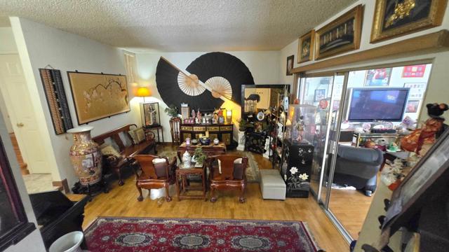 2071 Sunset View Place, San Jose CA: https://media.crmls.org/mediaz/e4aafbfd-2a0a-49c3-8637-0d49927c00d5.jpg