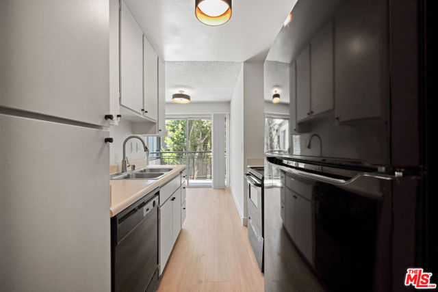 1352 S Carmelina Avenue, Los Angeles CA: https://media.crmls.org/mediaz/e4ac47e2-2ac3-460d-9ca3-3a75f19b2e6b.jpg