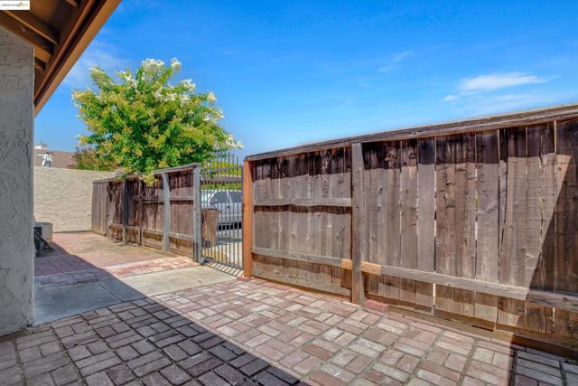 835 Villa Ter, Brentwood CA: https://media.crmls.org/mediaz/e4accb48-2fd3-4982-9df8-645e1e24f071.jpg