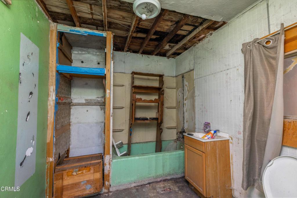https://media.crmls.org/mediaz/e4acdbd3-1f0d-4810-b3b3-1f45da8d7ac7.jpg?preset=X-Large