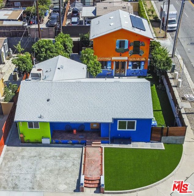 17660 Martha Street, Encino CA: https://media.crmls.org/mediaz/e4ae0e64-8e57-494f-9ef6-75da6a18fada.jpg