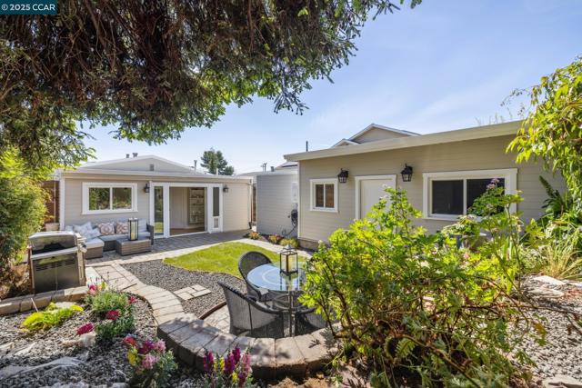 3036 Delaware St, Oakland CA: https://media.crmls.org/mediaz/e4ae2187-79e9-4ff1-bc80-afa32b1b1291.jpg