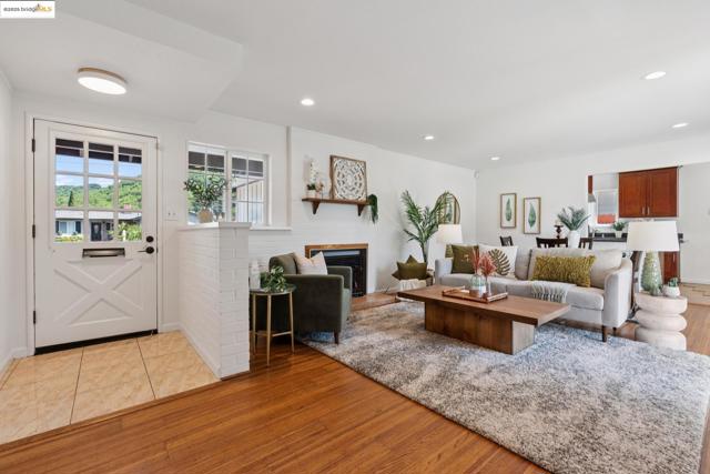 2309 Potrero Ct, Pinole CA: https://media.crmls.org/mediaz/e4ae8980-c07e-4163-bd5e-ca9cda58c0b9.jpg