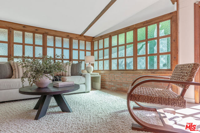 4835 Corbin Avenue, Tarzana CA: https://media.crmls.org/mediaz/e4ae96af-bd15-4bbd-89df-69071212856f.jpg