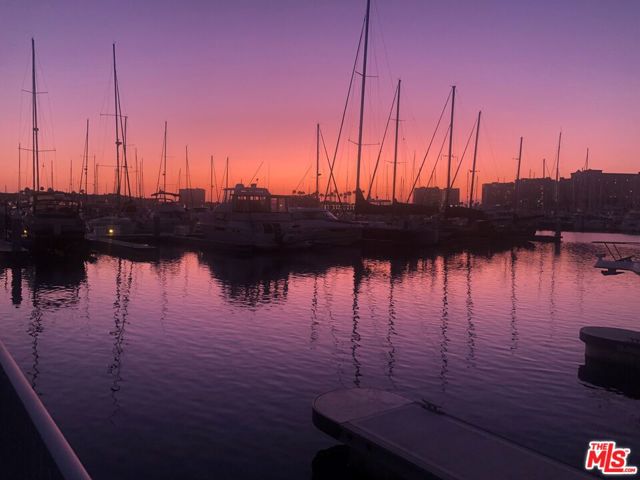 13700 Marina Pointe Drive, Marina del Rey CA: https://media.crmls.org/mediaz/e4aed07a-34c2-4140-99cb-7fc175c728fd.jpg