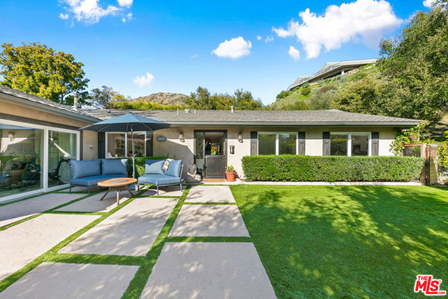 30603 El Sueno Drive, Malibu CA: https://media.crmls.org/mediaz/e4af7ccd-3419-4441-b700-80bf40aa8063.jpg