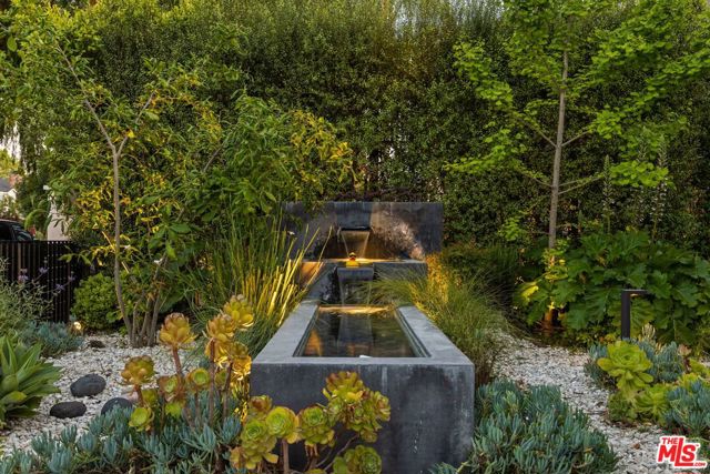 4255 Saint Clair Avenue, Studio City CA: https://media.crmls.org/mediaz/e4b06be2-3069-48d7-94bc-655116b52ce6.jpg