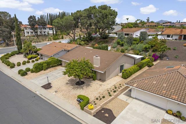 12516 Camino Vuelo, San Diego CA: https://media.crmls.org/mediaz/e4b09443-ad3d-4904-b482-74ffa4cf80bf.jpg