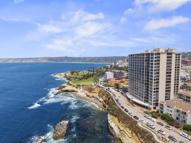 939 Coast Blvd, La Jolla CA: https://media.crmls.org/mediaz/e4b0c568-d745-4f84-97fc-f44046de6509.jpg