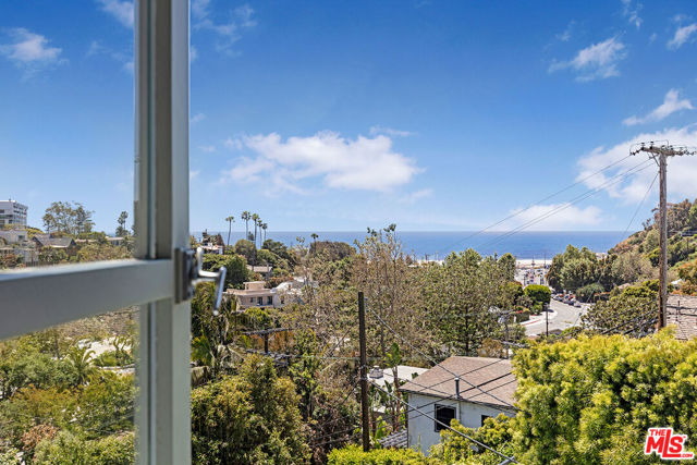 271 Amalfi Drive, Santa Monica CA: https://media.crmls.org/mediaz/e4b18bba-f572-403b-ba4a-1b3e644c0391.jpg
