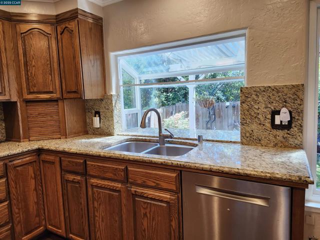312 Wildcroft Dr, Martinez CA: https://media.crmls.org/mediaz/e4b1b225-ae4d-49b3-8739-2e2d27177eda.jpg