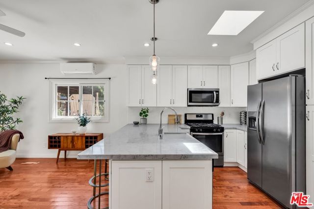 1709 Buckingham Road, Los Angeles CA: https://media.crmls.org/mediaz/e4b2075b-ecd9-4139-8c77-217afea7776a.jpg