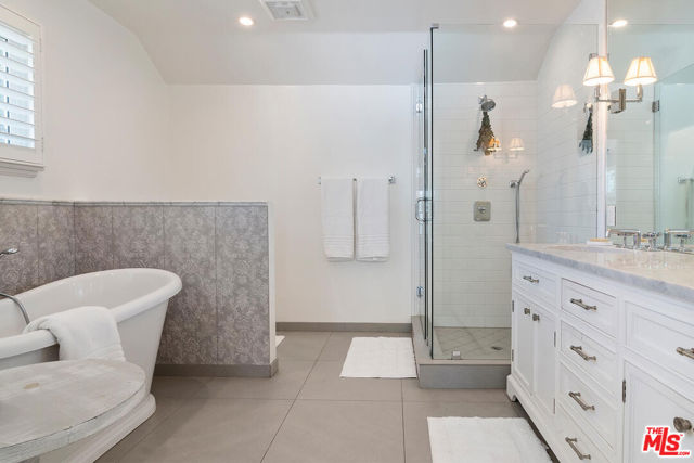 4909 Encino Terrace, Encino CA: https://media.crmls.org/mediaz/e4b2e7cd-0a17-41ad-ad1c-1f8d5fbacd83.jpg