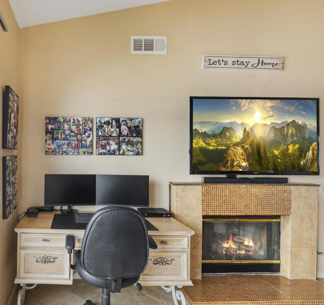 182 Desert Falls Circle, Palm Desert CA: https://media.crmls.org/mediaz/e4b2e97a-2aa9-4e40-b2d2-ebc78da63f81.jpg