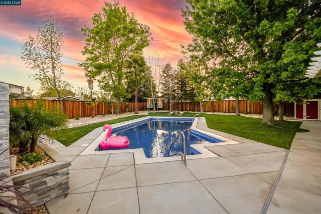 27 Briarwood Ct, Brentwood CA: https://media.crmls.org/mediaz/e4b3752c-4dff-4dfd-a9b7-dd90848049e5.jpg