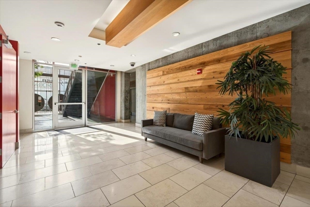 311 Oak St, Oakland CA: https://media.crmls.org/mediaz/e4b379ba-8bb9-4ee6-afe5-839285aaf1e1.jpg