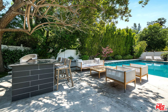 3544 Laurel Canyon Boulevard, Studio City CA: https://media.crmls.org/mediaz/e4b3b14f-1c0f-4eda-bb23-b0e623cd5bad.jpg