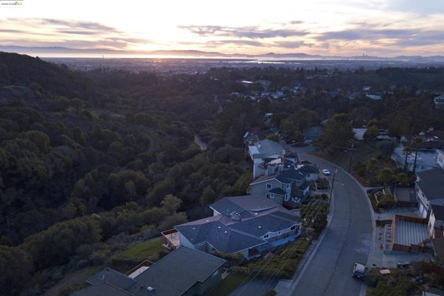 10353 Royal Oak Rd, Oakland CA: https://media.crmls.org/mediaz/e4b47238-b26e-4fbc-b2fe-fe58f8f644b1.jpg