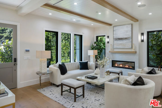 1534 N Beverly Drive, Beverly Hills CA: https://media.crmls.org/mediaz/e4b50d80-7d75-45b0-a175-d0fd829f928c.jpg