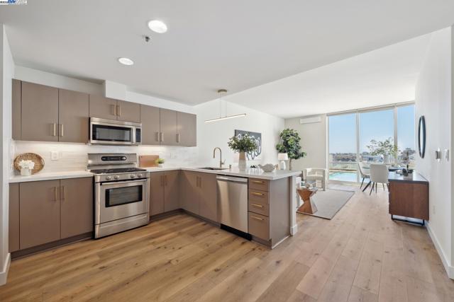 222 Broadway, Oakland CA: https://media.crmls.org/mediaz/e4b53c28-42f4-49a4-bce3-a8785ccff48a.jpg