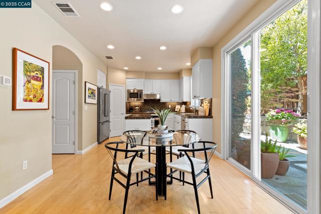 1560 Craiglee Way, San Ramon CA: https://media.crmls.org/mediaz/e4b5952d-6836-4f3e-97c1-5ee19cc66f63.jpg